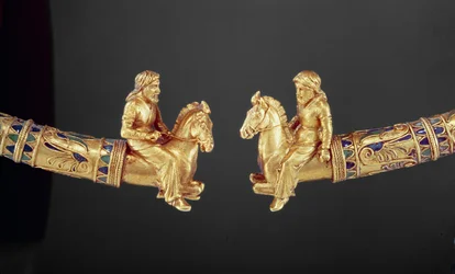 Halsring met punten in de vorm van Scythische ruiters (goud)